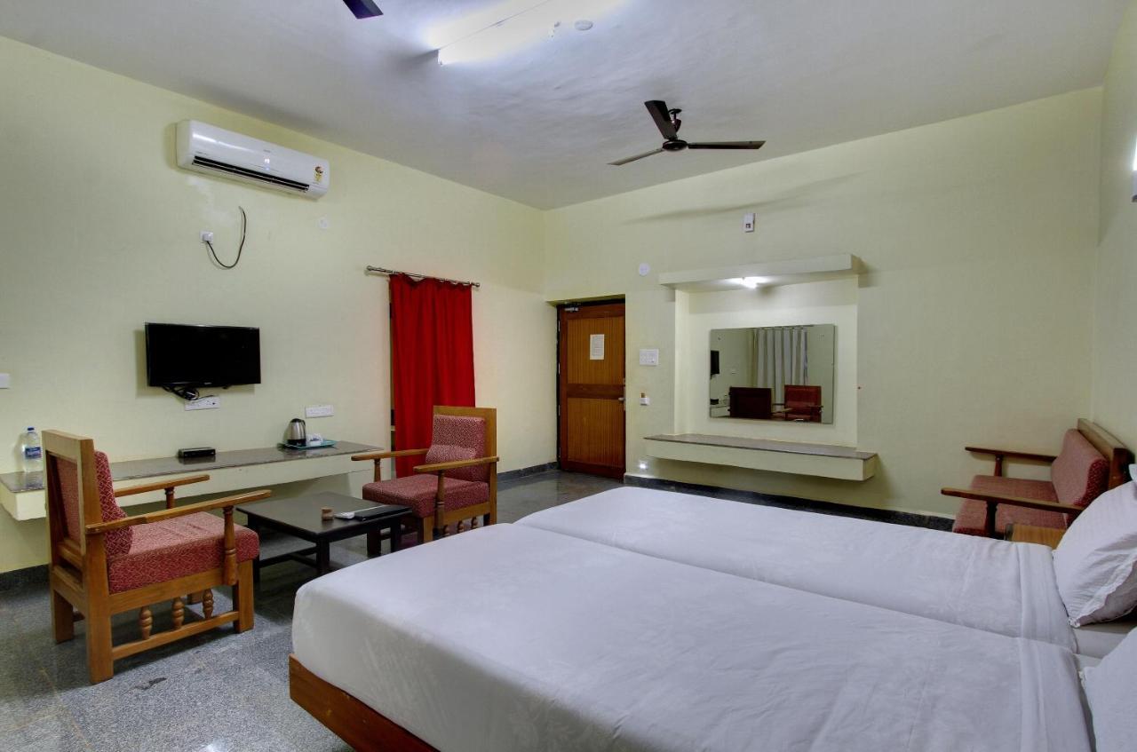 Kanthi Resorts Badami Bāgalkot Exterior foto