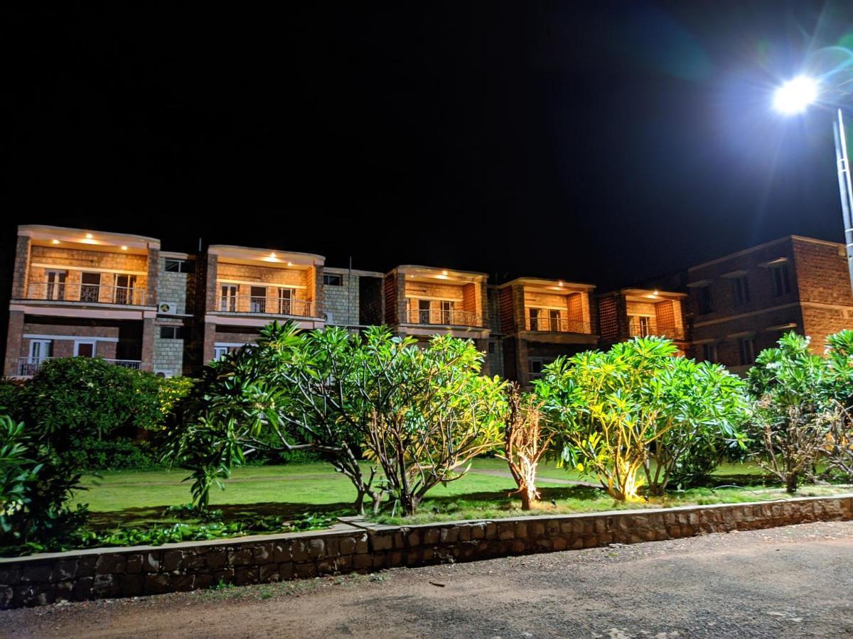 Kanthi Resorts Badami Bāgalkot Exterior foto